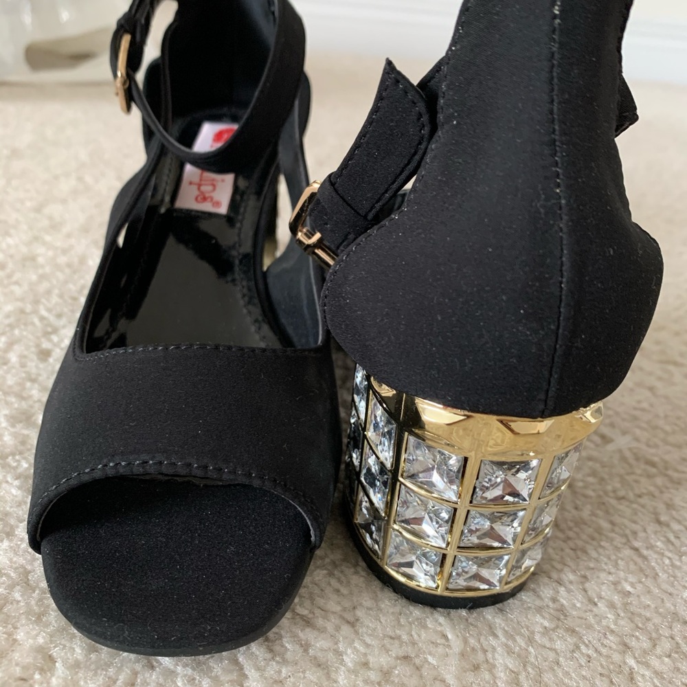 Beautiful brand new shoe!!